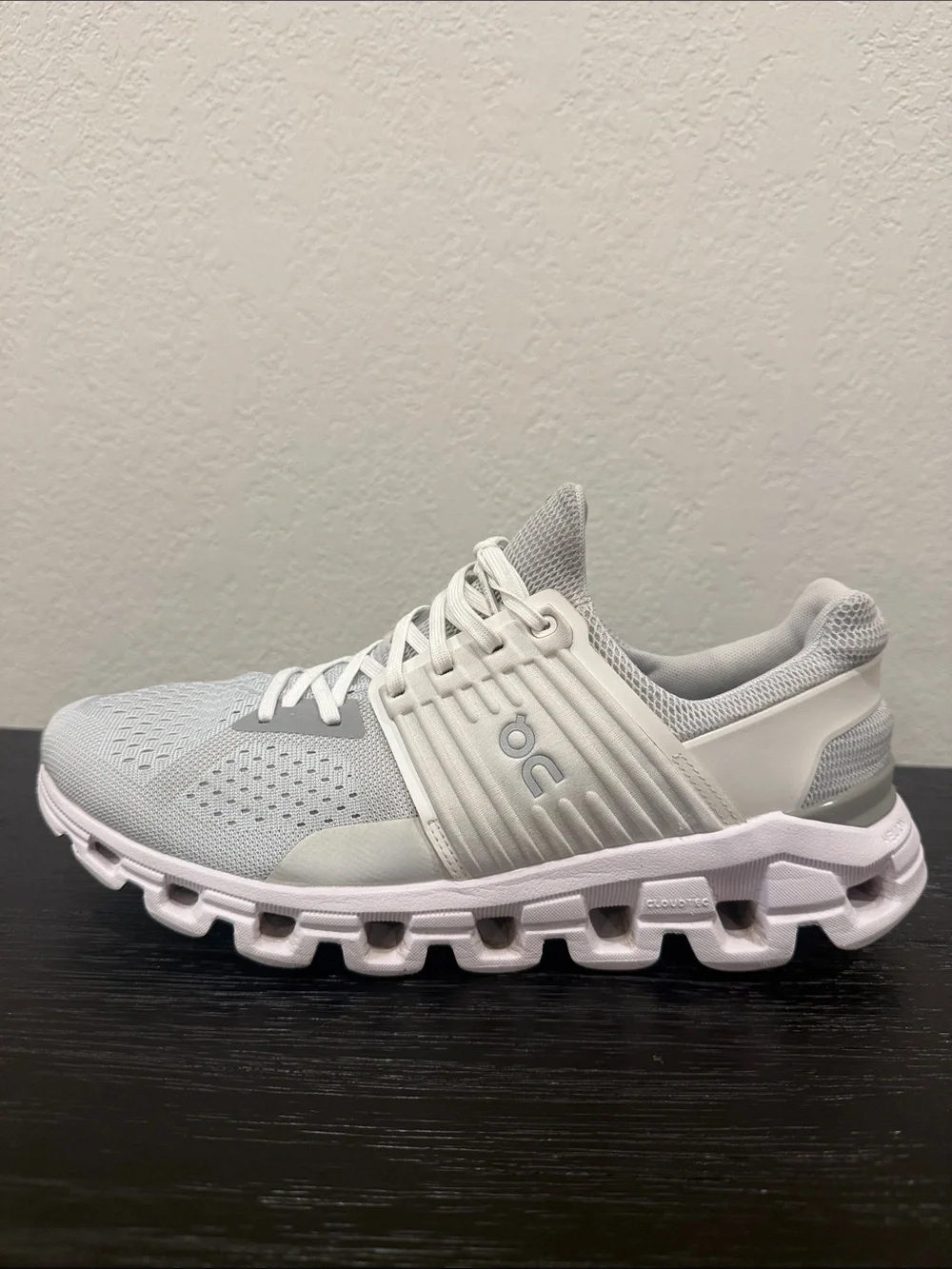 On Cloud Running Cloudswift Women’s Size 10 W10 Athletic Shoes in White / Gray